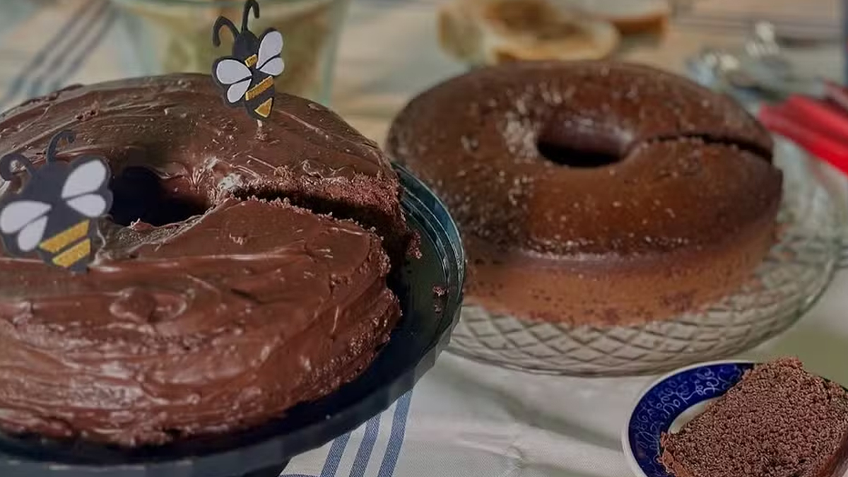 Esse Bolo de Mel Derrete na Boca… e Só Leva 3 Passos!