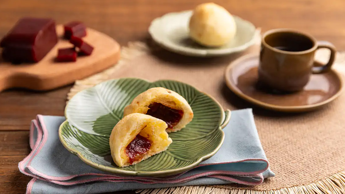 Pão de Queijo Recheado com Goiabada A Combinação Mineira PERFEITA!